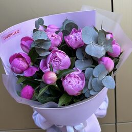 Букет с пионами и эвкалиптом